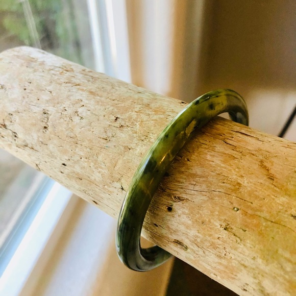 Vintage Green Stone Bangle Bracelet - Picture 13 of 17